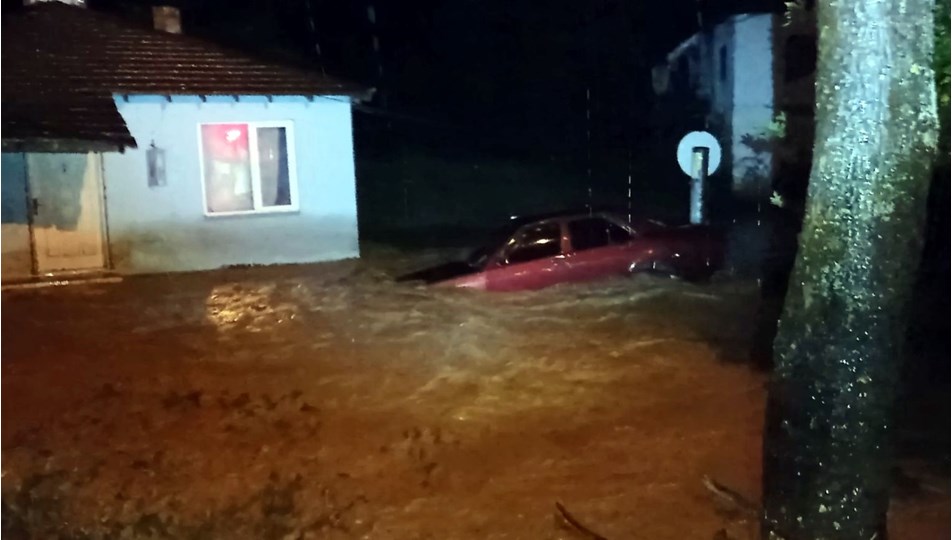 Düzce'de sağanak sele neden oldu