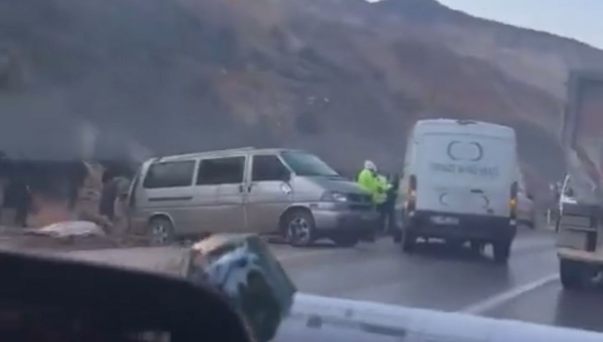 Gaziantep'te feci kaza | TIR ile işçi servisi çarpıştı: 2 ölü, 7 yaralı Gaziantep'te feci kaza | TIR ile işçi servisi çarpıştı: 2 ölü, 7 yaralı