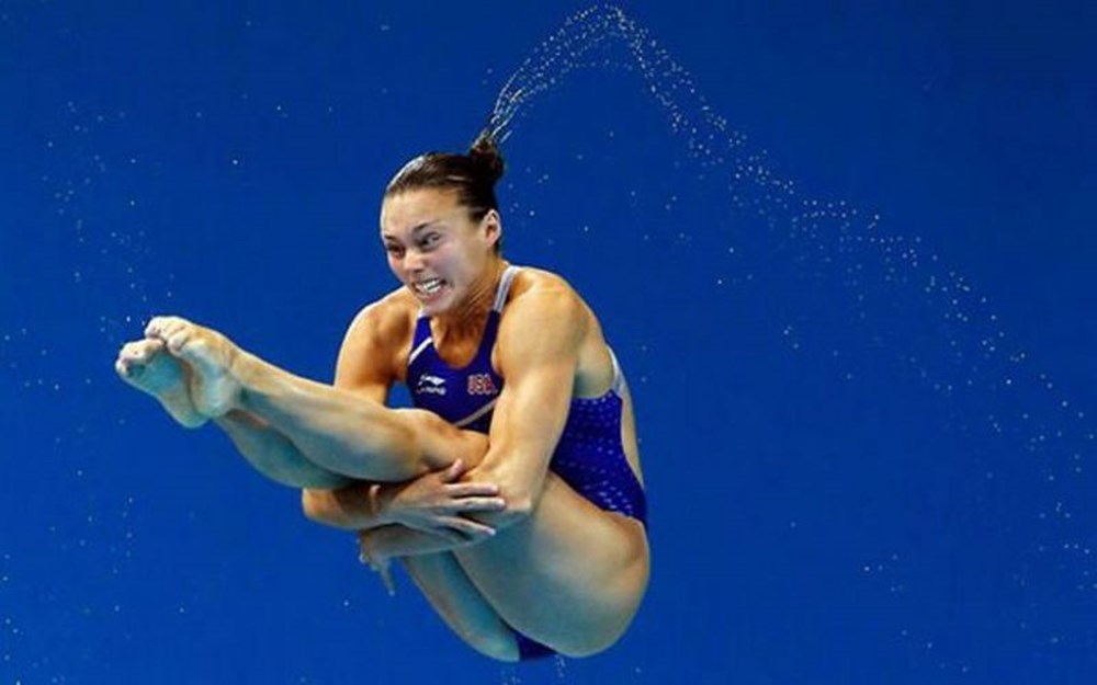 Спортсмен прыгает в воду. Лицо спортсменки. Спортсменки водные. Прыжки в воду курьезы. Прыжки в воду казусы.