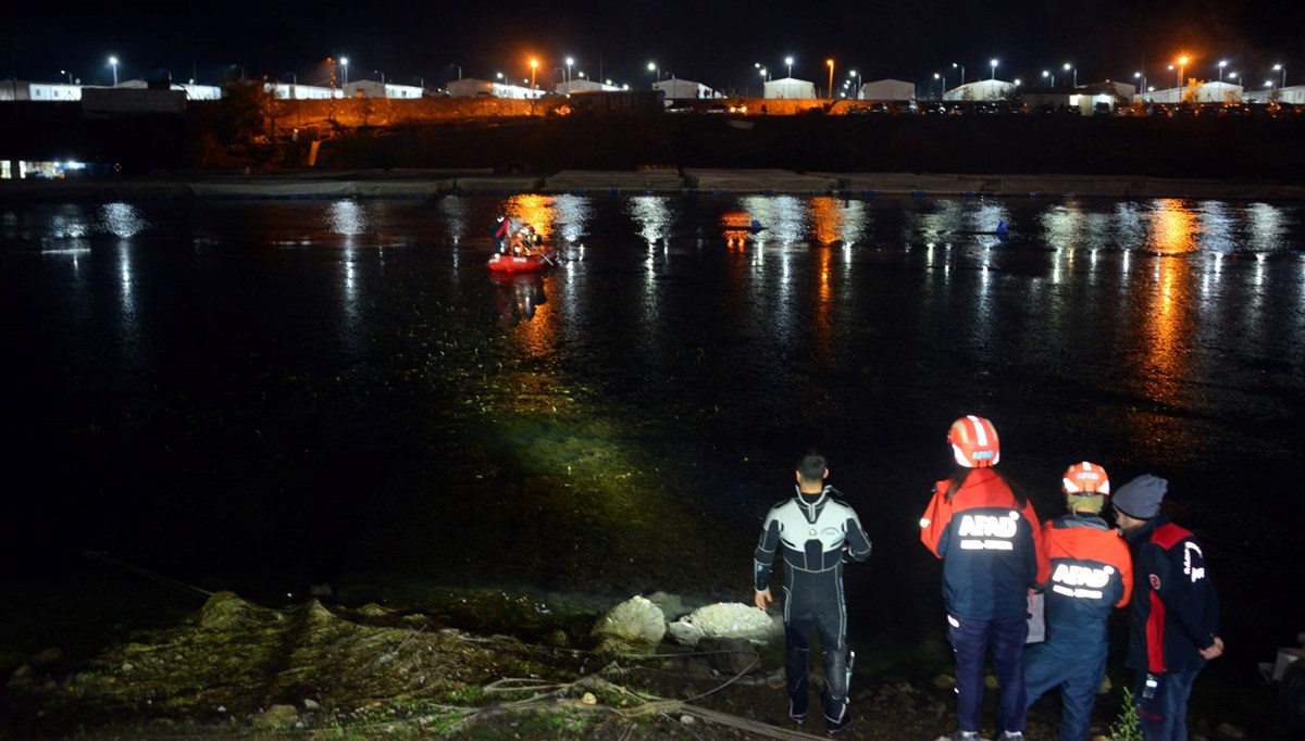 Ceyhan Nehri'ne düşen 3 çocuktan 2'si kurtarıldı, 1'i kayıp