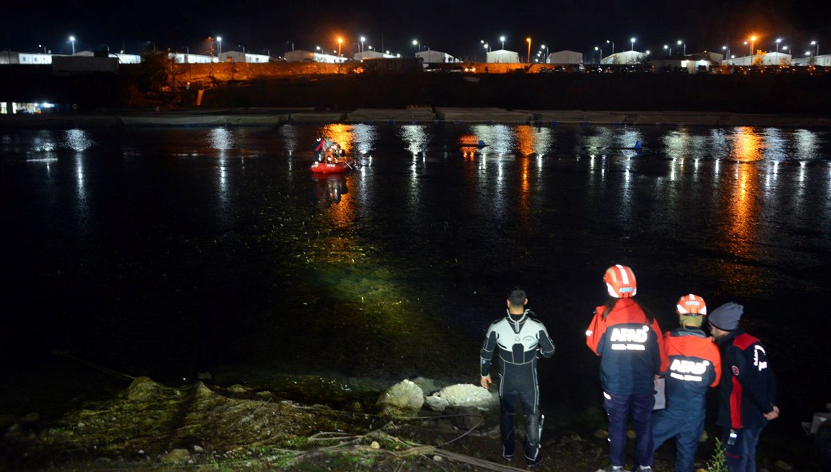 Ceyhan Nehri'ne düşen 3 çocuktan 2'si kurtarıldı, 1'i kayıp Ceyhan Nehri'ne düşen 3 çocuktan 2'si kurtarıldı, 1'i kayıp