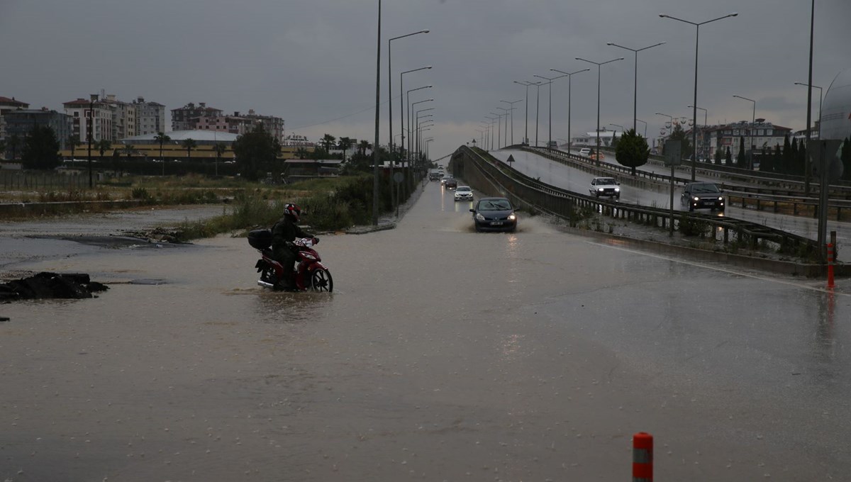 Hatay’da sağanak hayatı olumsuz etkiledi