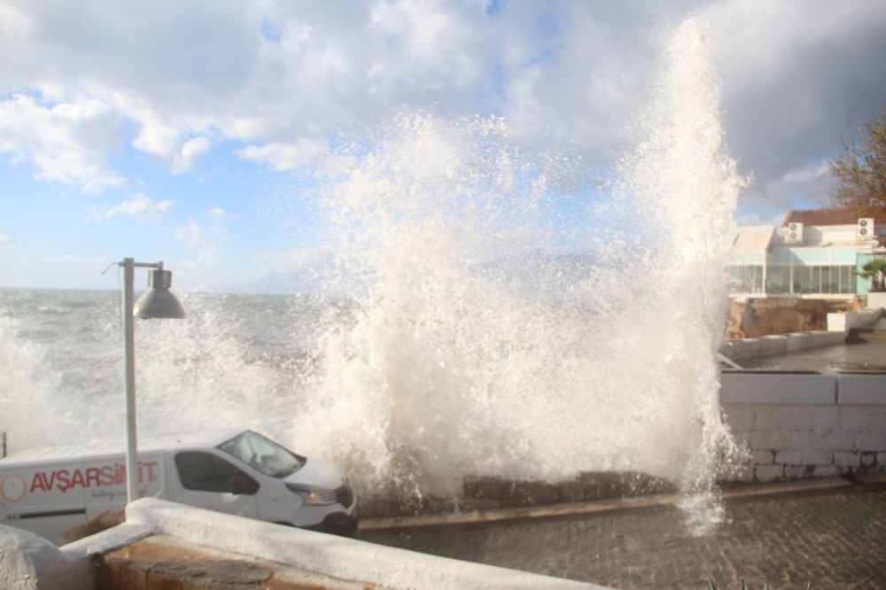 Antalya'da dev dalgalar yat limanını yuttu: 1 tur, 2 balıkçı teknesi battı - 11