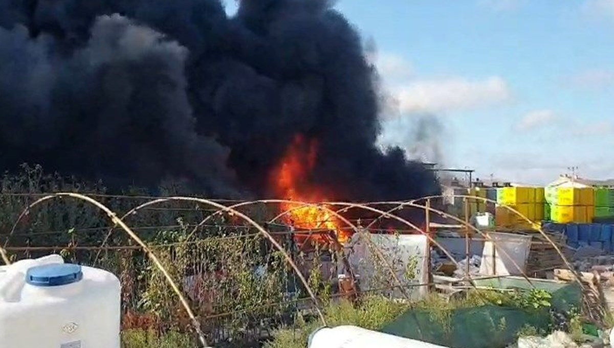 Arnavutköy’de yapı malzemeleri satılan iş yerinde yangın (Siyah dumanlar kilometrelerce uzaktan görülebiliyor) Arnavutköy’de yapı malzemeleri satılan iş yerinde yangın (Siyah dumanlar kilometrelerce uzaktan görülebiliyor)
