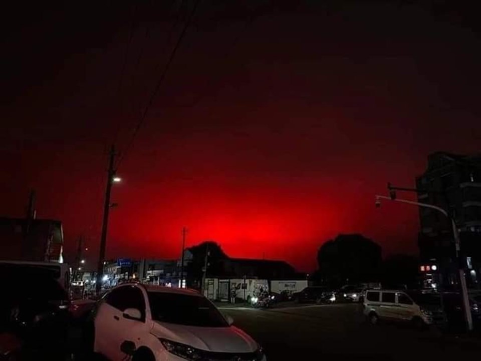 Çin’de gökyüzü kızıla boyandı - 1