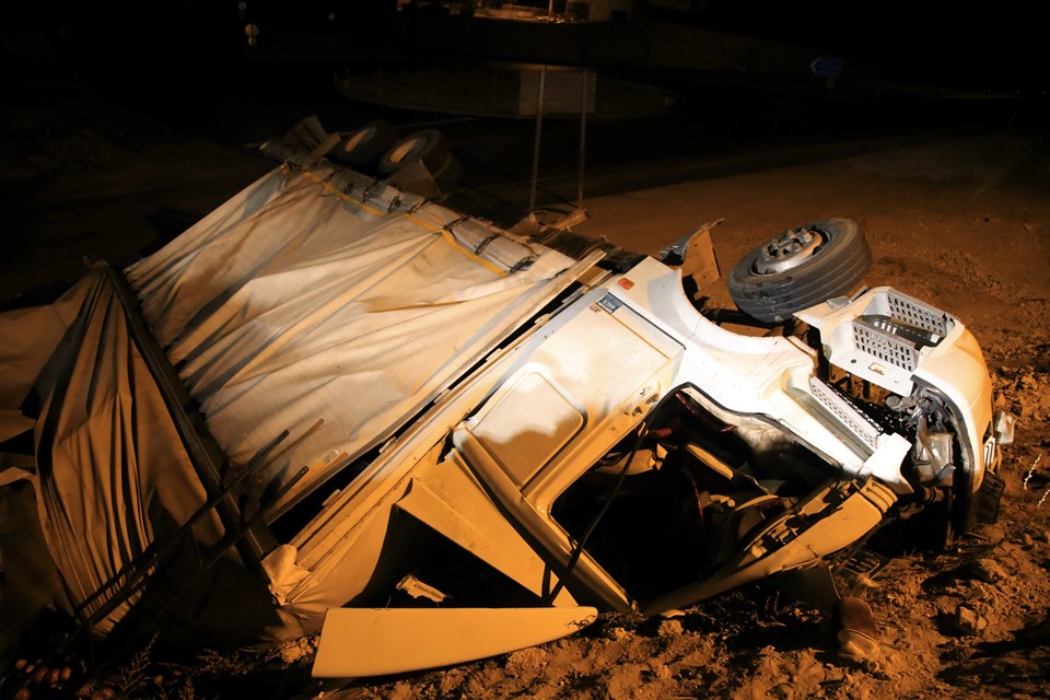 Antalya'da nar yüklü kamyon devrildi: 3 ölü - 1