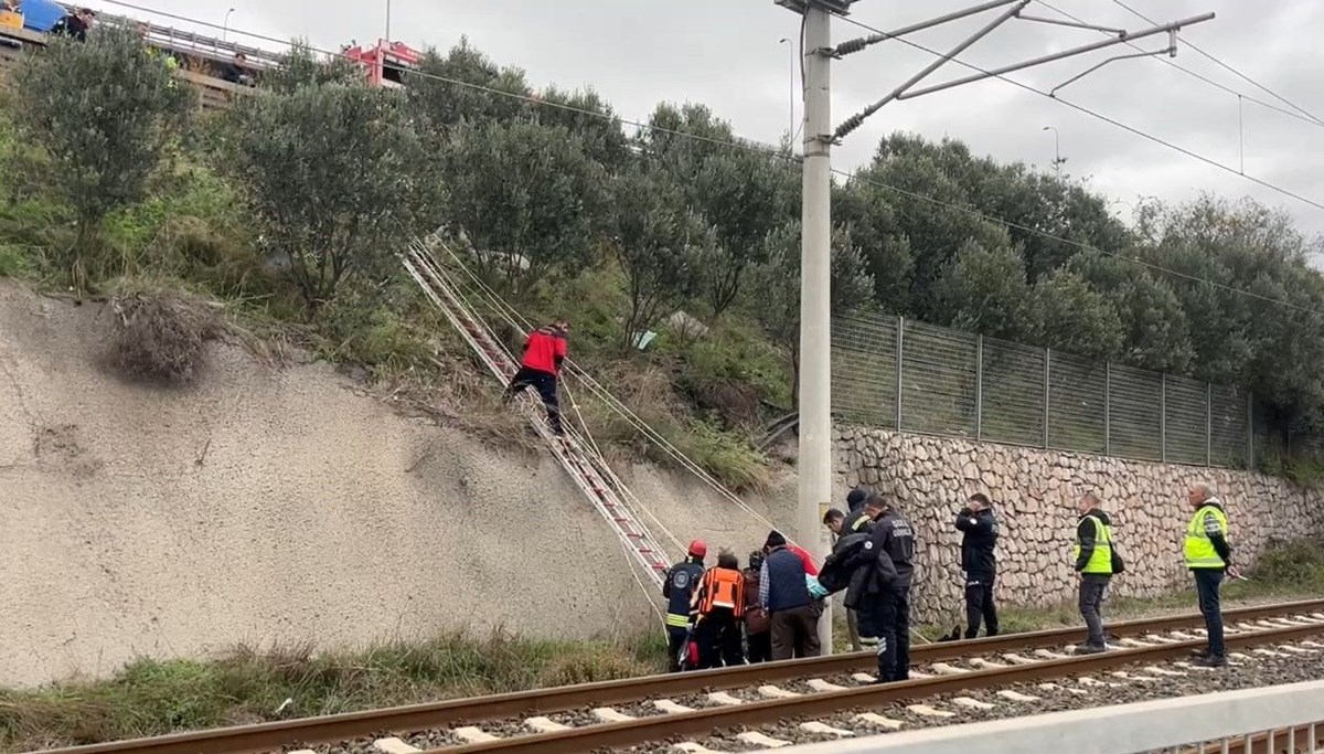 Kocaeli'de raylarda yürüyen vatandaşa Yüksek Hızlı Tren (YHT) çarptı Kocaeli'de raylarda yürüyen vatandaşa Yüksek Hızlı Tren (YHT) çarptı