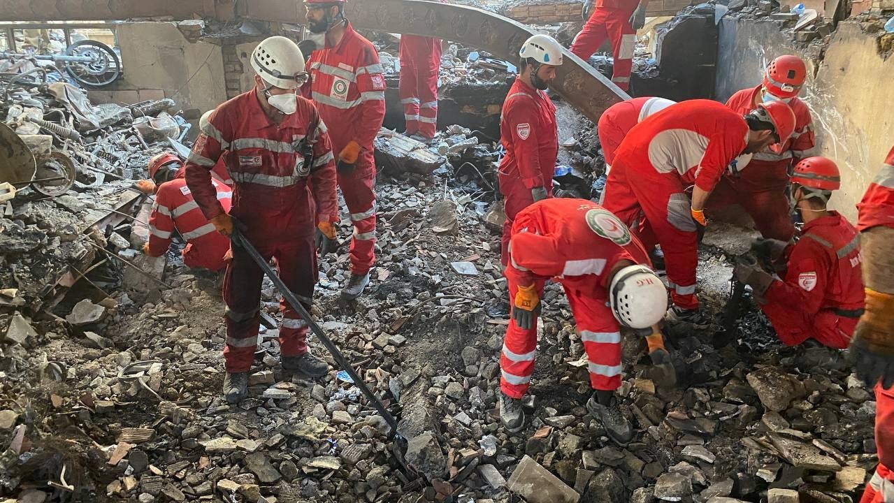 İran Kızılay çalışanları, İsrail'in saldırısı sonrasında arama-kurtarma çalışması başlattı. 