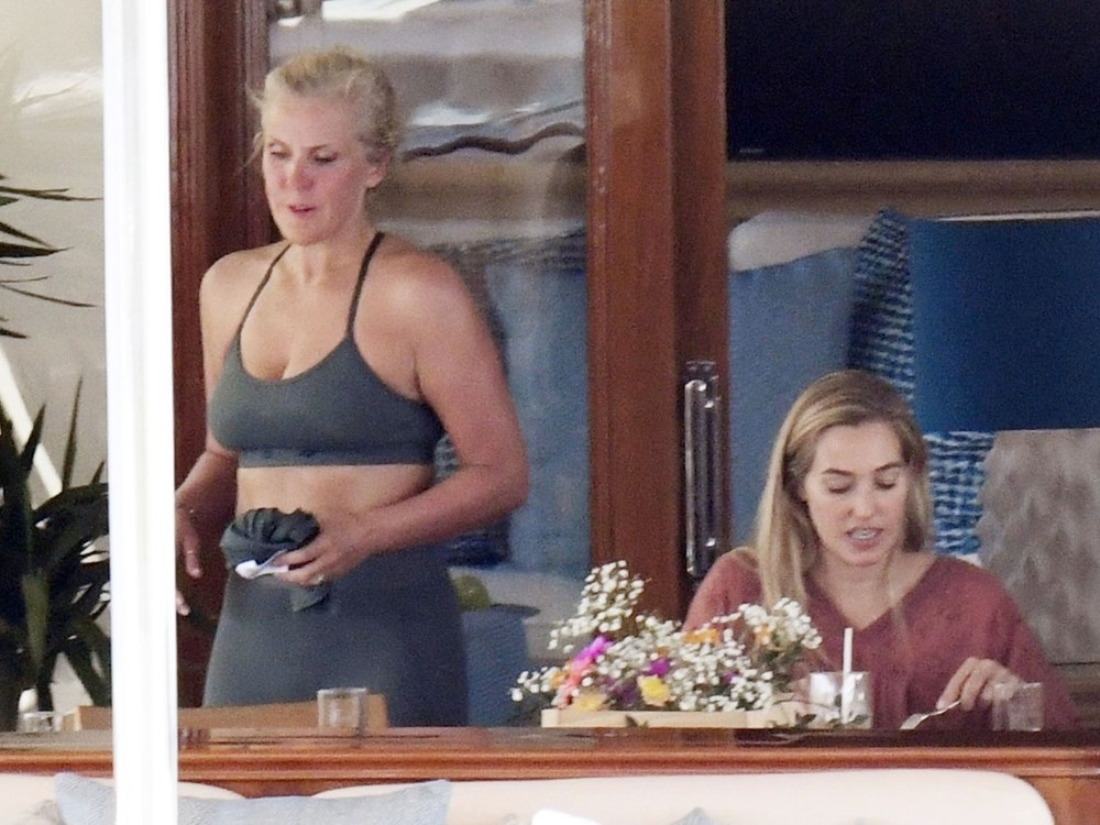 Guy Ritchie ve eşi Jacqui Ainsley tatilde: Teknede ayak masajı - 14
