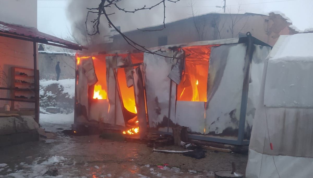 Kahramanmaraş’ta konteyner yangını: Depremzede yaşlı kadın ve engelli torunu son anda kurtuldu Kahramanmaraş’ta konteyner yangını: Depremzede yaşlı kadın ve engelli torunu son anda kurtuldu