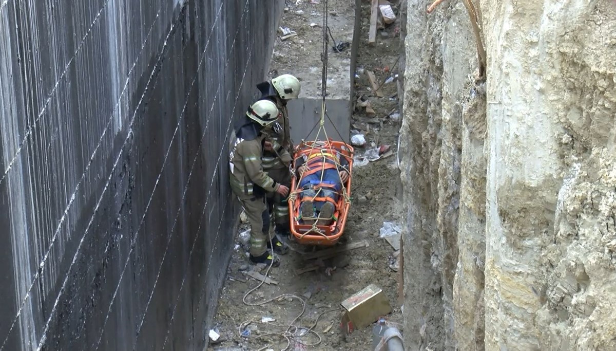 Bağcılar'da 10 metre yükseklikten düşen işçiyi kurtarıldı Bağcılar'da 10 metre yükseklikten düşen işçiyi kurtarıldı
