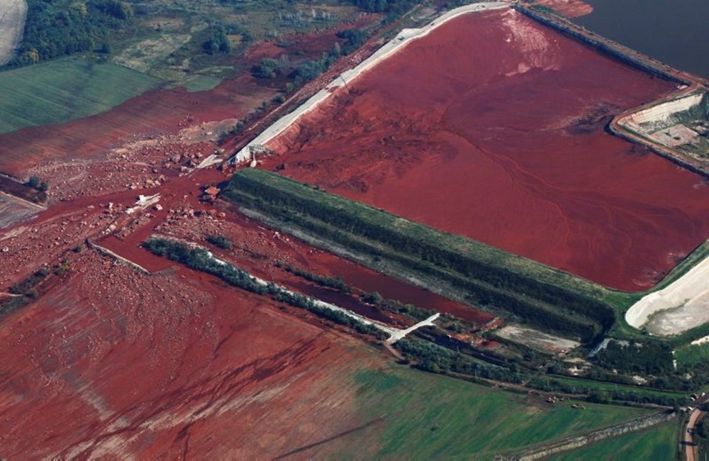 Николаевский глиноземный завод. Глинисто солевой шлам. Отходы в почве. Угольный шлам. Глинисто солевой шлам.