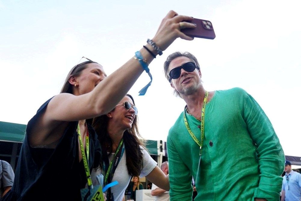 Brad Pitt'ten canlı yayında Formula 1 muhabirine kötü muamele - 10