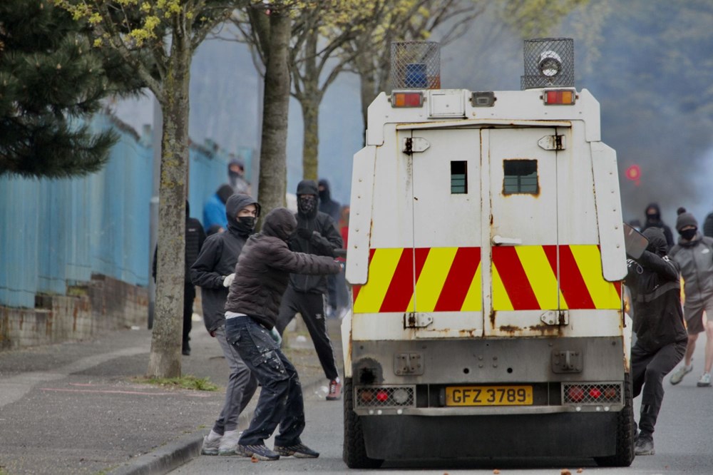 Kuzey İrlanda'daki şiddet olayları yeniden başladı - 10
