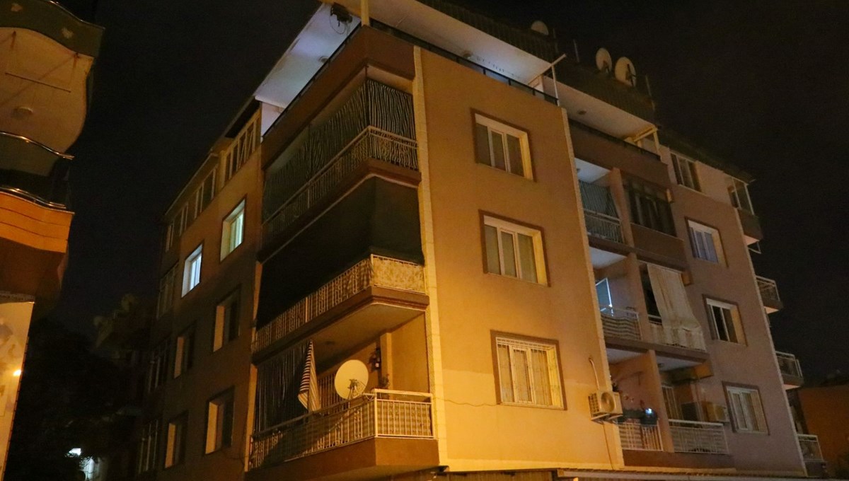 İzmir'de dehşet: Karısını boğarak öldürüp balkonda intihar etti İzmir'de dehşet: Karısını boğarak öldürüp balkonda intihar etti
