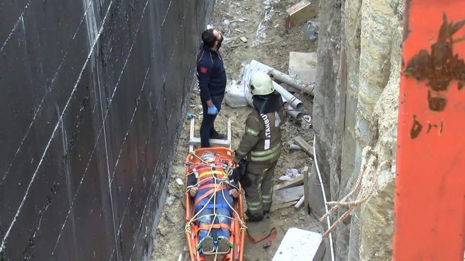 Bağcılar'da 10 metre yükseklikten düşen işçiyi kurtarıldı - 1