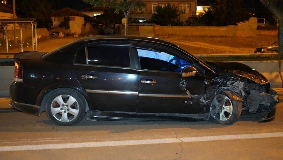 Otomobiller kafa kafaya çarpıştı: 6 kişi yaralandı Otomobiller kafa kafaya çarpıştı: 6 kişi yaralandı