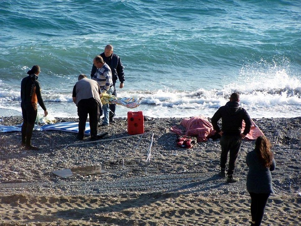 Ege'de sığınmacı botu battı: 9 ölü - 1