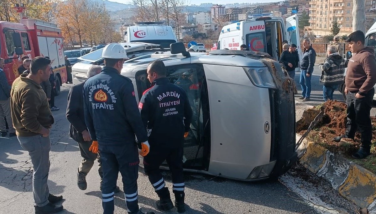 Mardin'de araç takla attı: 4 kişi yaralandı Mardin'de araç takla attı: 4 kişi yaralandı