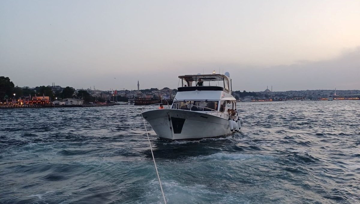 Boğaz'da sürüklenen tekne kurtarıldı Boğaz'da sürüklenen tekne kurtarıldı