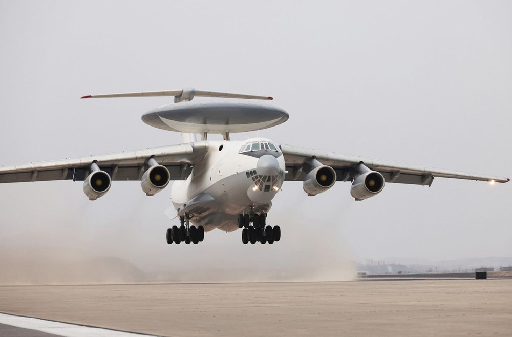 Kuzey Kore'den gövde gösterisi: Yeni uçağını ilk defa görücüye çıkardı - 2