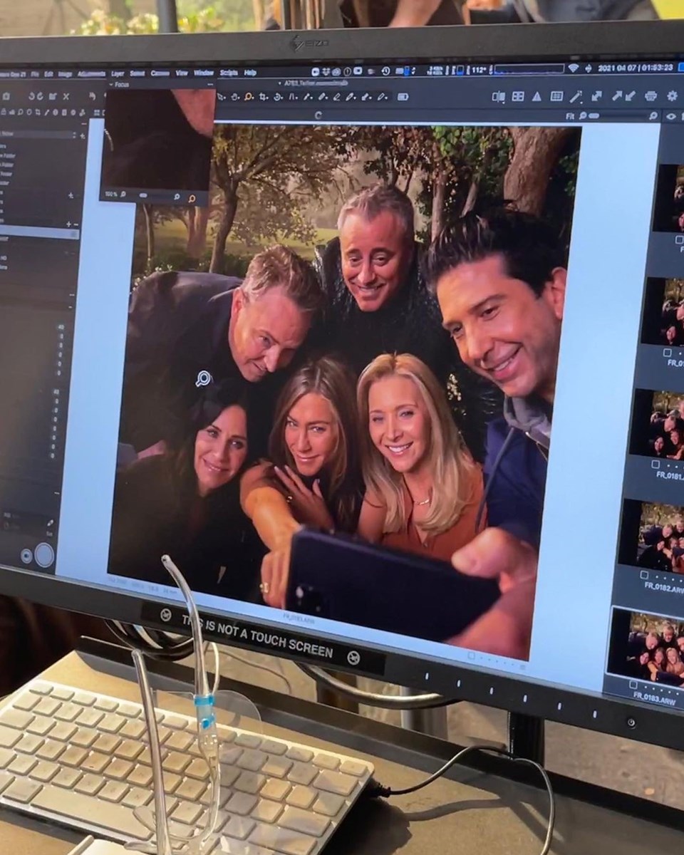 Friends yıldızlarından rol arkadaşları Lisa Kudrow'a doğum günü kutlaması - 1