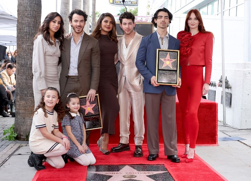 Sophie Turner ile Priyanka Chopra birbirlerini takibi bıraktı - 2