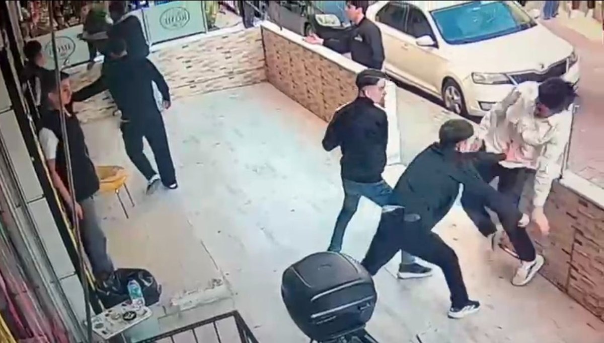 Avcılar’da internet kafede bıçaklı kavga kamerada Avcılar’da internet kafede bıçaklı kavga kamerada