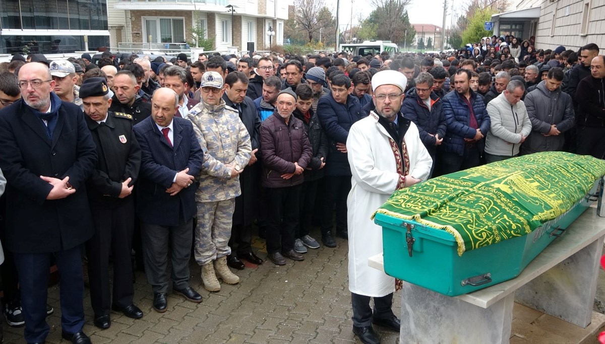 Kütahya'da hayatını kaybeden lise müdürü son yolculuğuna uğurlandı Kütahya'da hayatını kaybeden lise müdürü son yolculuğuna uğurlandı