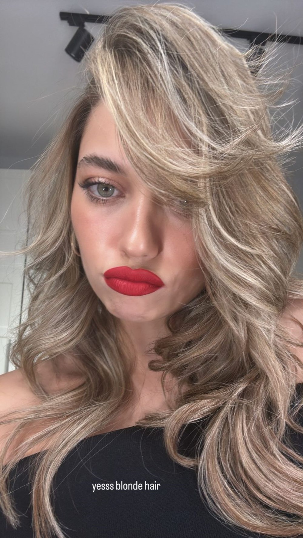 Afra Saraçoğlu'ndan yeni imaj: Sarışın oldu (Ünlülerin değişimi) 74