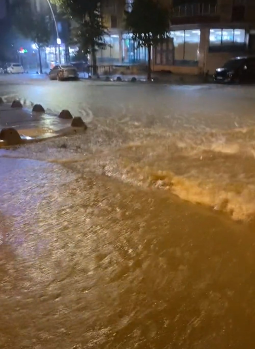 İstanbul'u sağanak vurdu: Ev ve iş yerlerini su bastı, sele kapılan 2 kişi hayatını kaybetti - 1