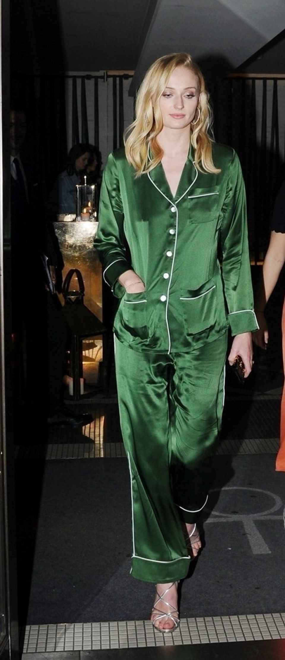 Sophie Turner pijamayla sokakta - 1