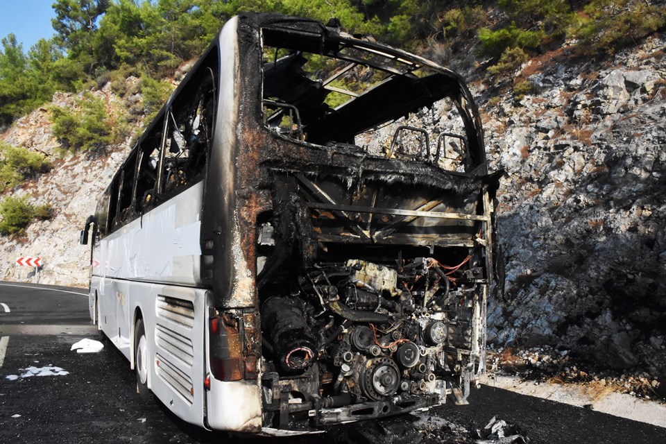 Muğla-Antalya yolunda otobüs yangını - 1