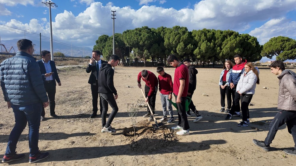 Bu okulda dersler tarlada işleniyor: Hem üretiyor hem de öğreniyorlar - 4