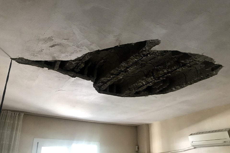 Mersin'de bir evin tavanı çöktü: Anne ile oğlu yaralandı - 1