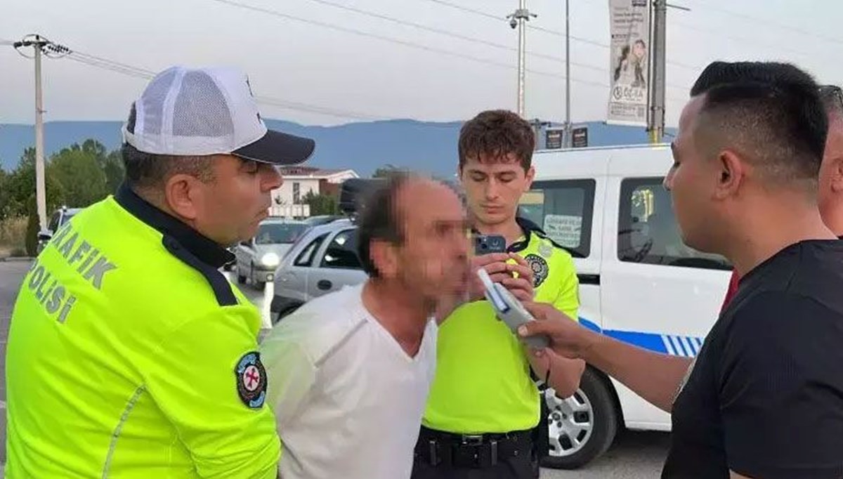 Yol kenarına tuvaletini yapan sürücünün ehliyetine el konuldu Yol kenarına tuvaletini yapan sürücünün ehliyetine el konuldu