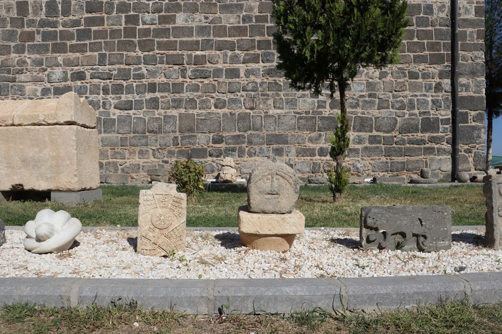 ''Dünyanın ilk emojili asker mezar taşı'' Diyarbakır’da sergileniyor - 2