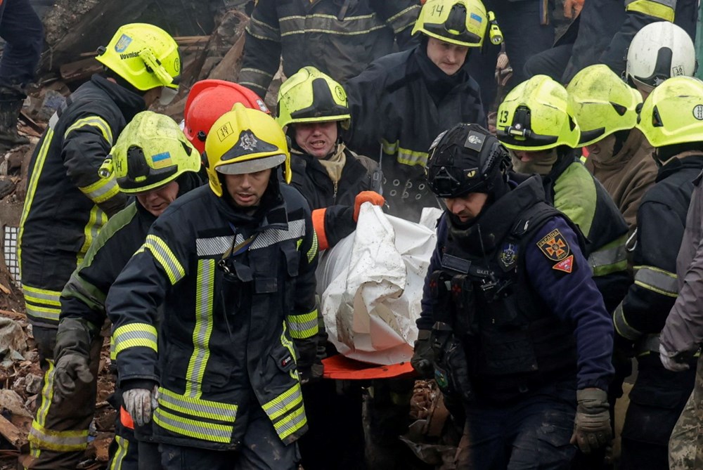 Savaşta şiddet dolu gün: Ukrayna bombaları yatılı okulu yerle bir etti, Rus saldırılarında15 kişi öldü - 4