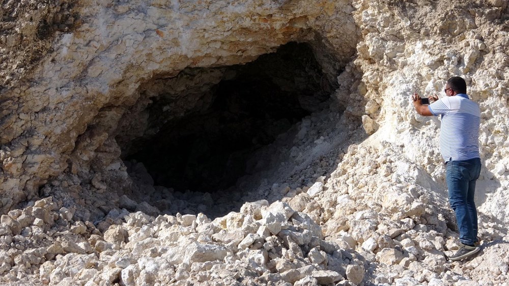 Van'da yol çalışmasında Urartular dönemine ait 2 kaya mezarı bulundu - 2