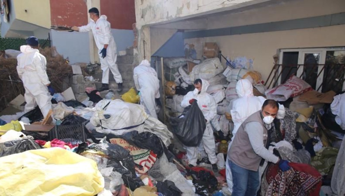 Kötü koku yayılan evden 20 ton çöp çıktı Kötü koku yayılan evden 20 ton çöp çıktı