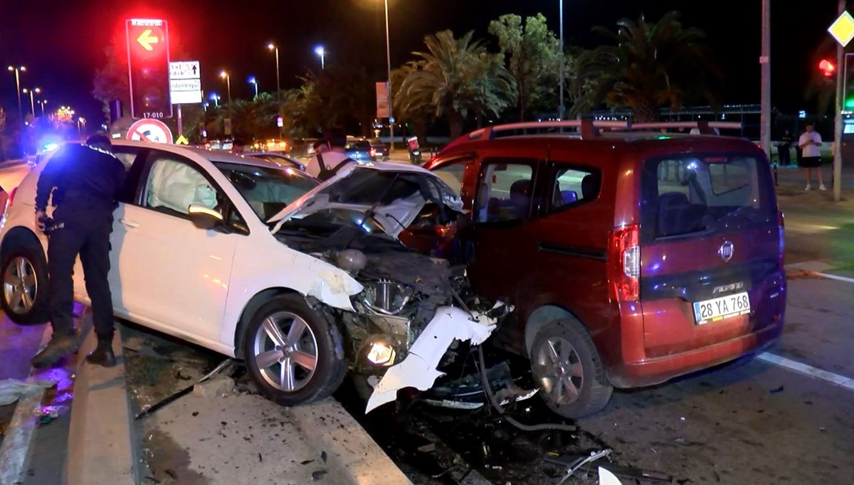 Kırmızı ışıkta geçen otomobil 2 araca çarptı: 3 yaralı Kırmızı ışıkta geçen otomobil 2 araca çarptı: 3 yaralı