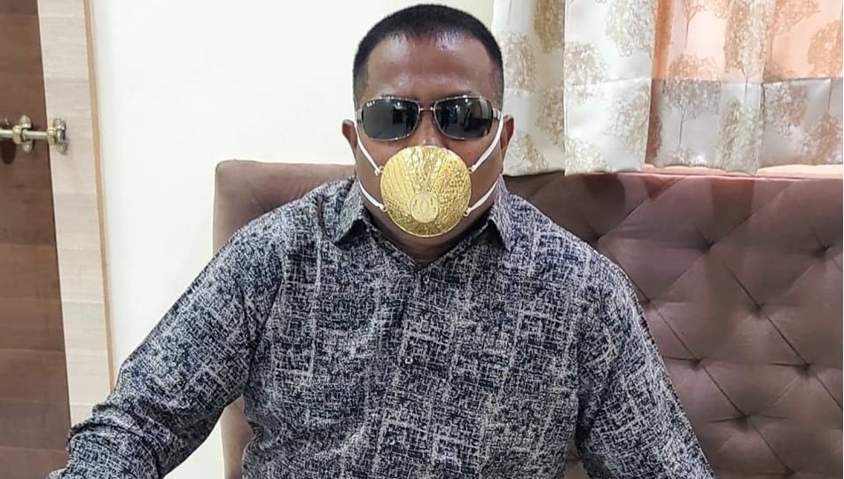 Hindistanlı iş adamı corona virüse karşı altın maske takıyor