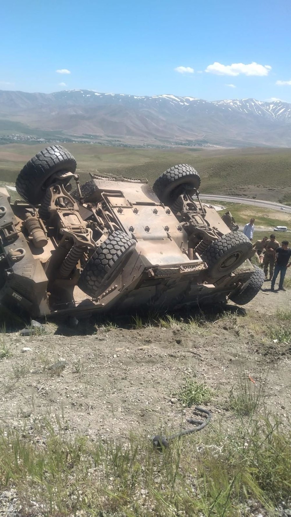 Van'da askeri araç devrildi: 4 yaralı - 2