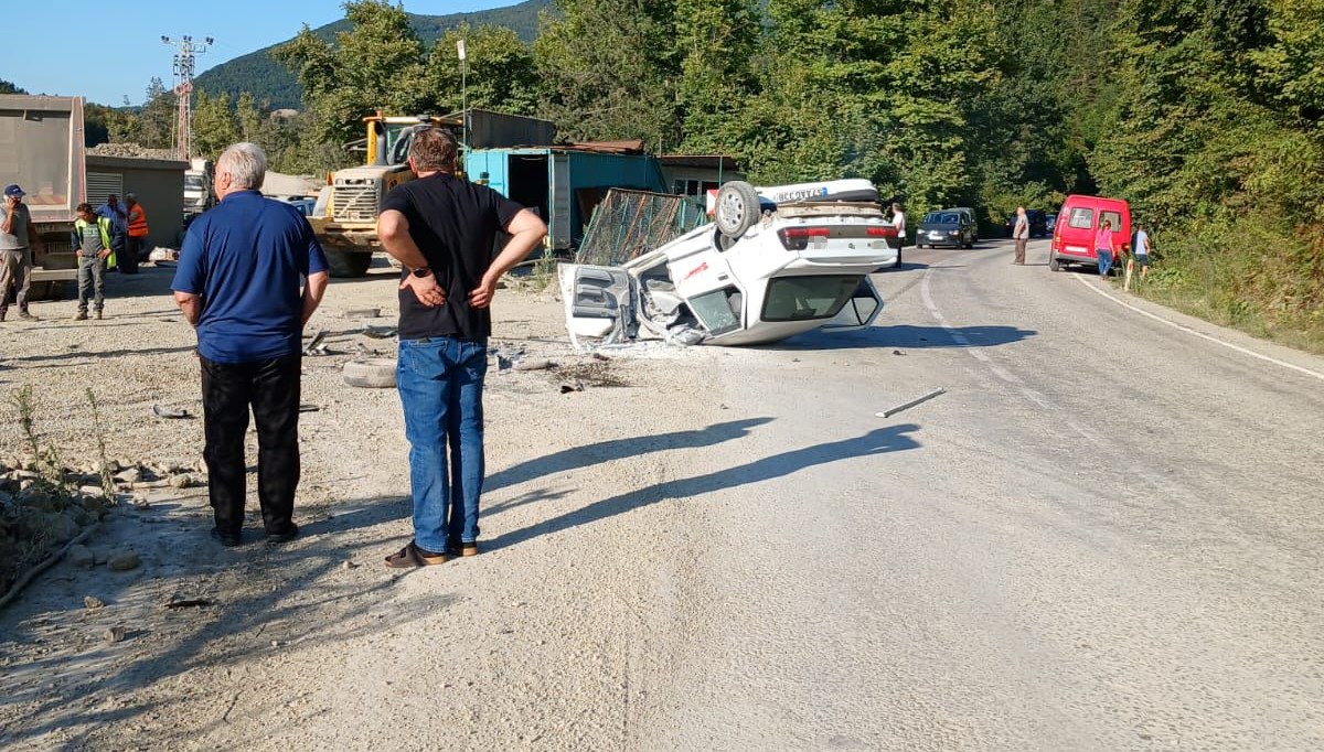 Sinop'ta otomobil kamyona çarptı: 2 kişi yaralandı