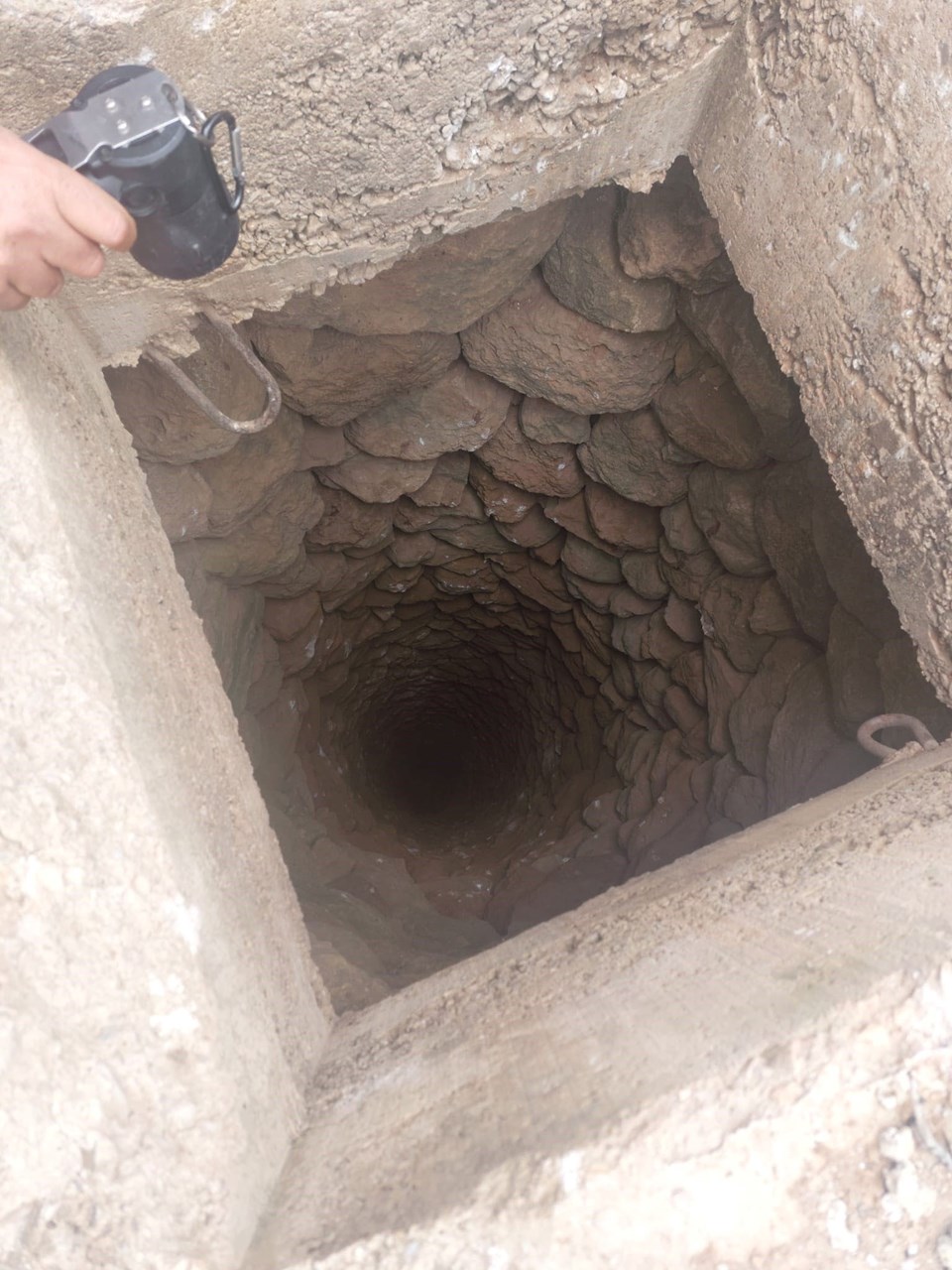 Un puits où les corps brûlés de deux jeunes hommes disparus ont été retrouvés