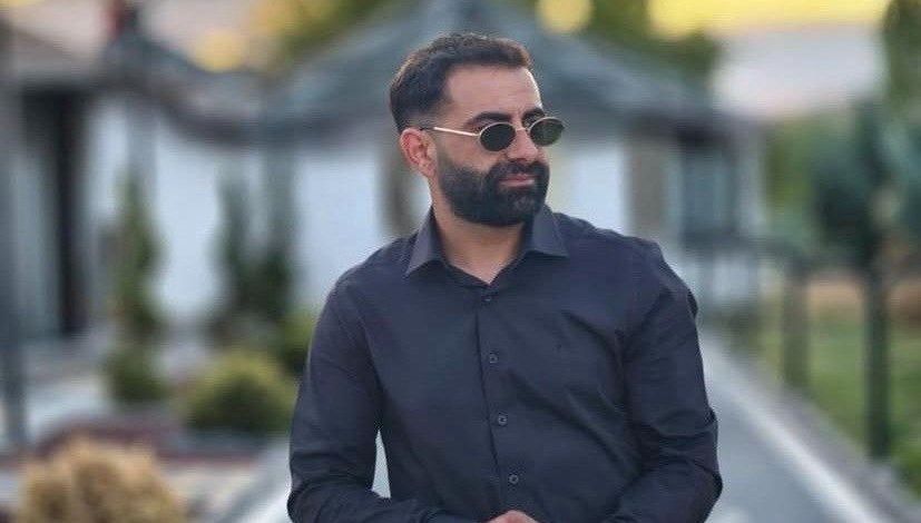 Evde başından silahla vurulmuş halde bulundu