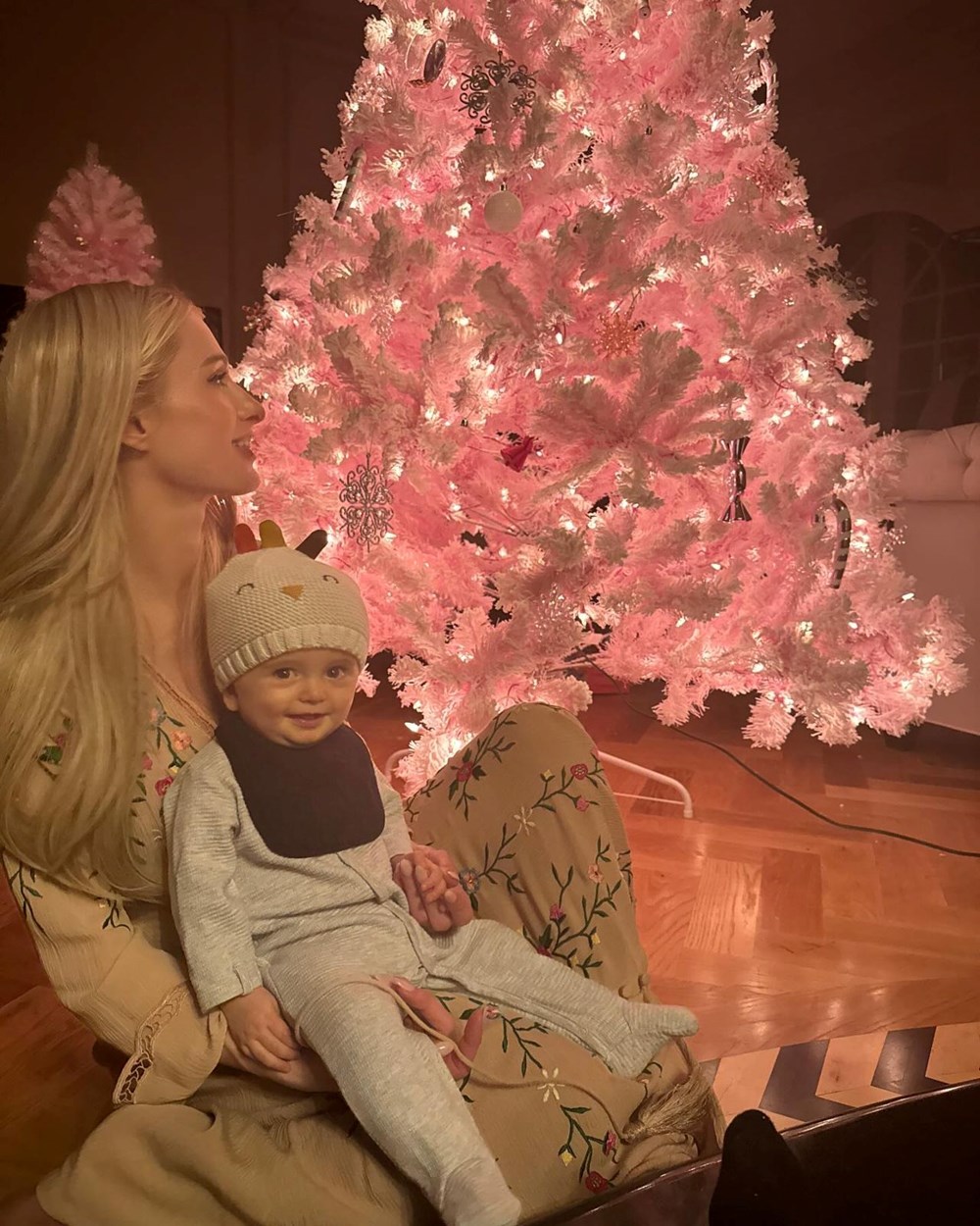 Paris Hilton'un taşıyıcı anneden kızı oldu! Bebek London'a pembe Noel kutlaması - 9