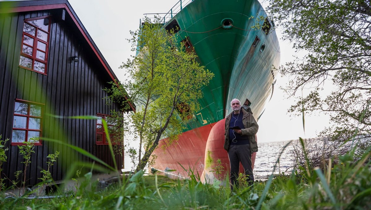 Uyandığında bahçesinde yük gemisi buldu