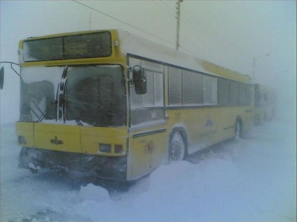 Норильский транспорт. Норильск автобус зима. Норильский автобус в снегу. Норильск автобусы зимой. Сугроб в автобусе Норильск.