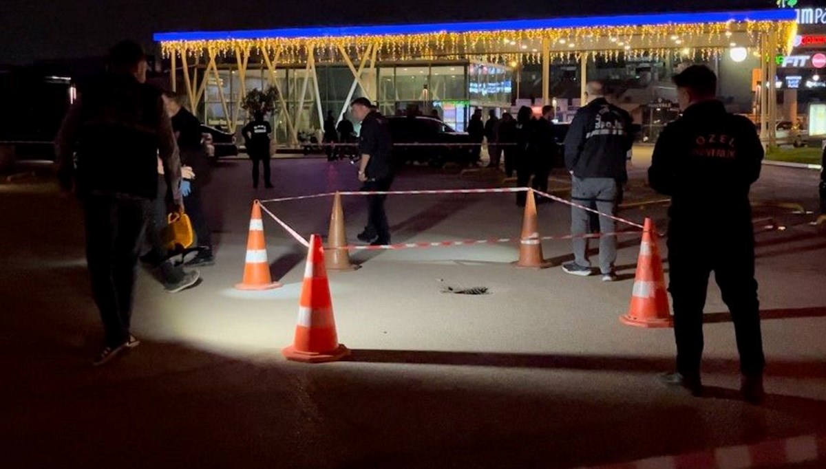 Bursa'da eğlence merkezinde silahlı kavga: 1 yaralı Bursa'da eğlence merkezinde silahlı kavga: 1 yaralı